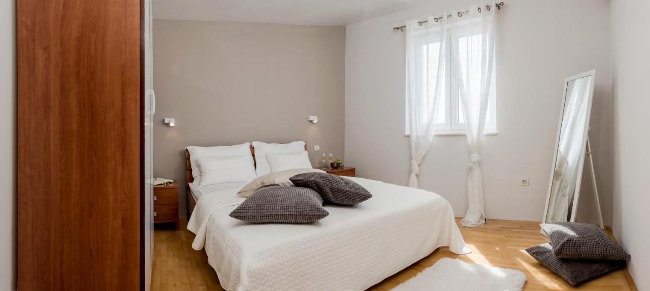 Apartments And Rooms With Parking Space Rogoznica - 10339 Buitenkant foto