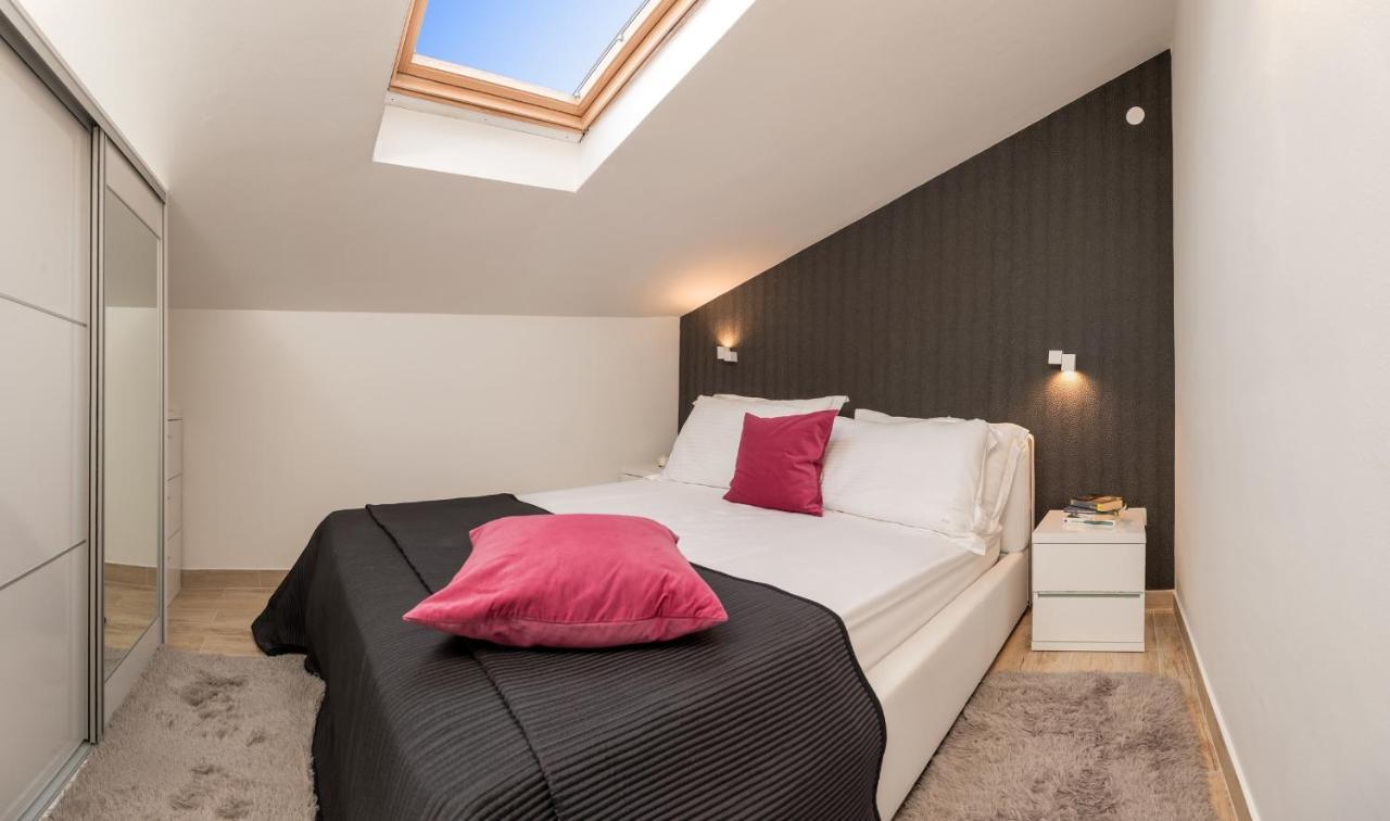 Apartments And Rooms With Parking Space Rogoznica - 10339 Buitenkant foto
