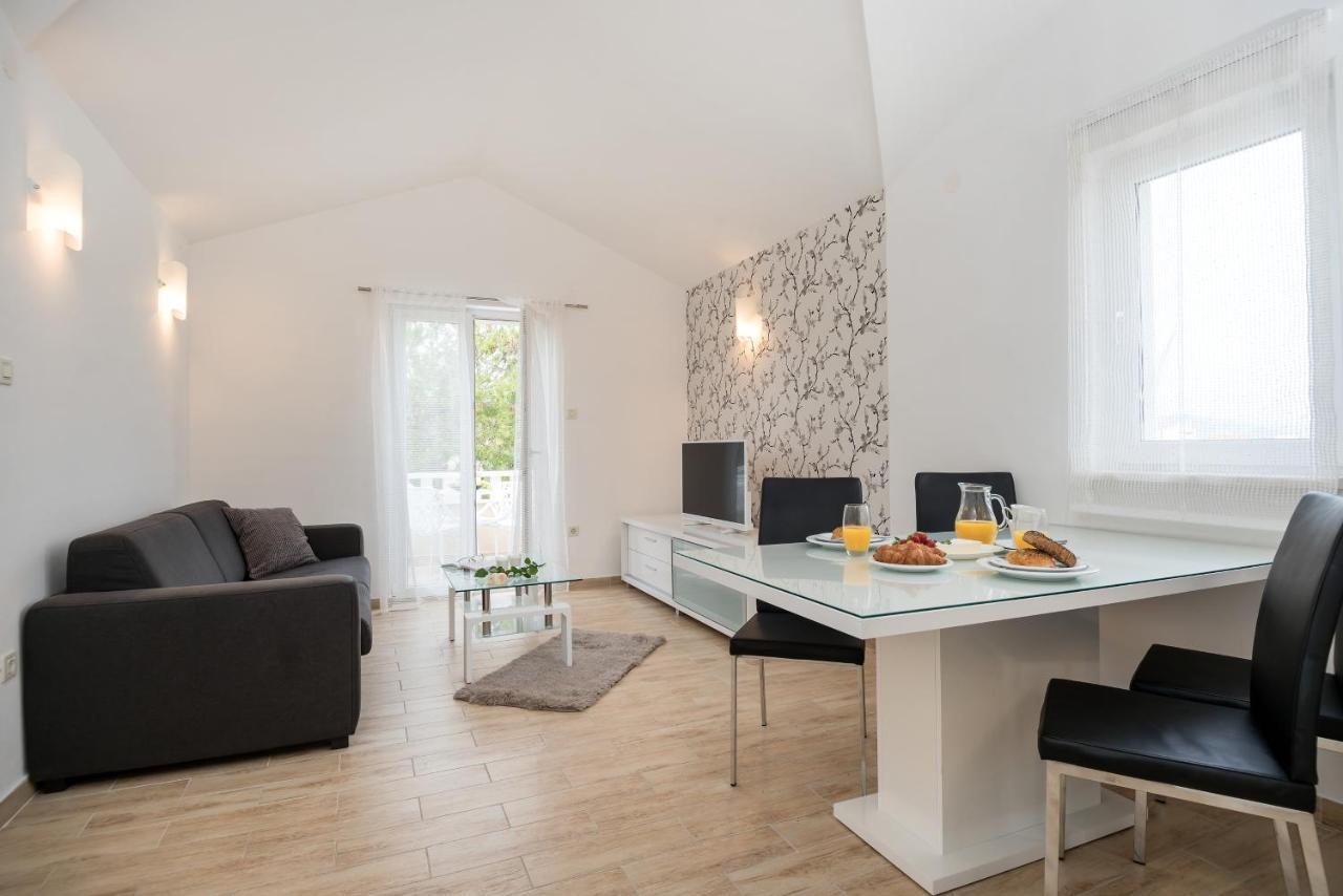 Apartments And Rooms With Parking Space Rogoznica - 10339 Buitenkant foto