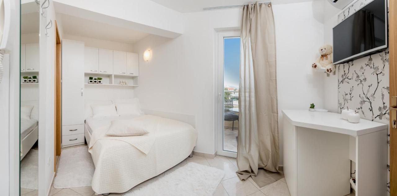 Apartments And Rooms With Parking Space Rogoznica - 10339 Buitenkant foto